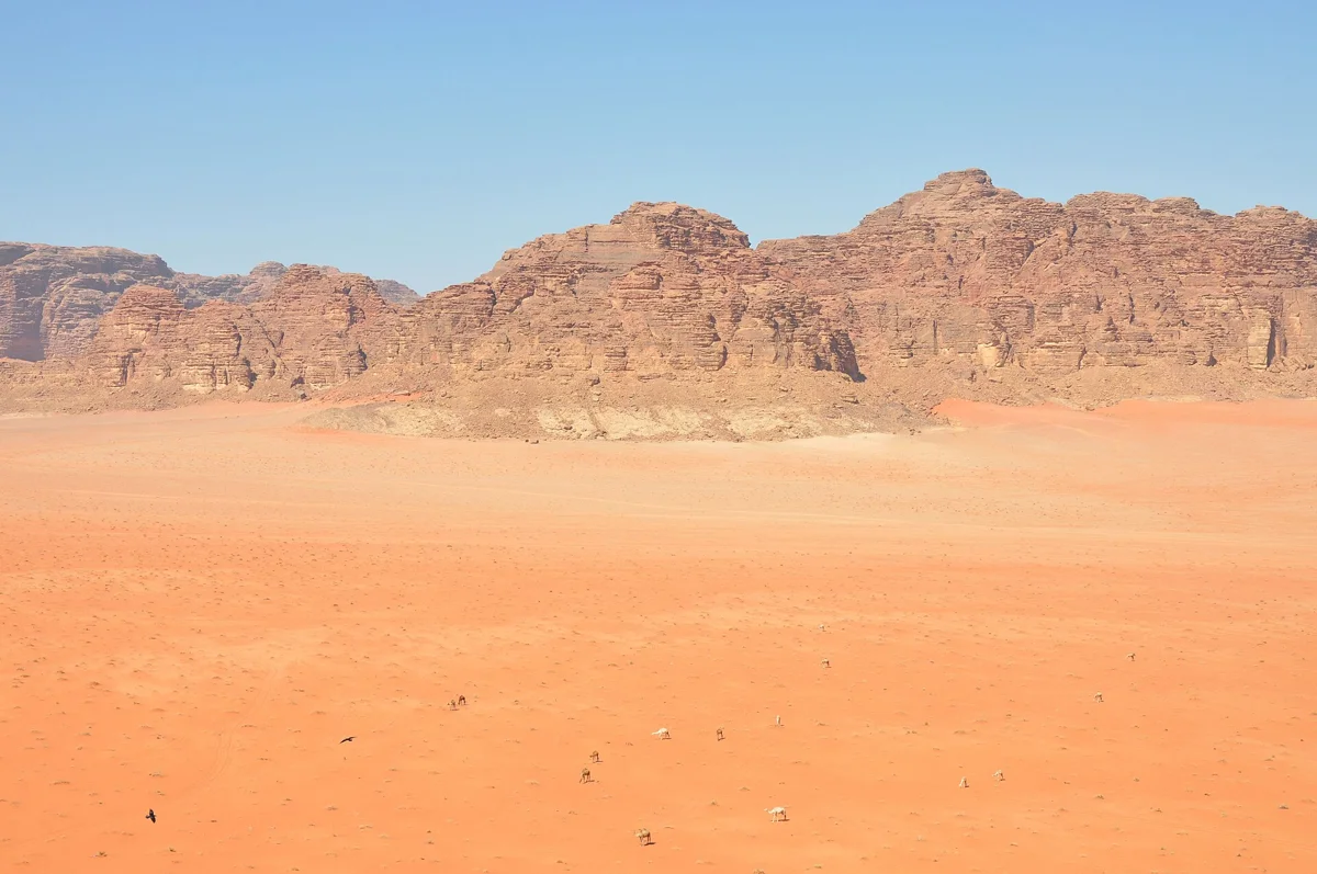 Open sand under a hot sky in summer, the hardest season when choosing the best time to visit Wadi Rum
