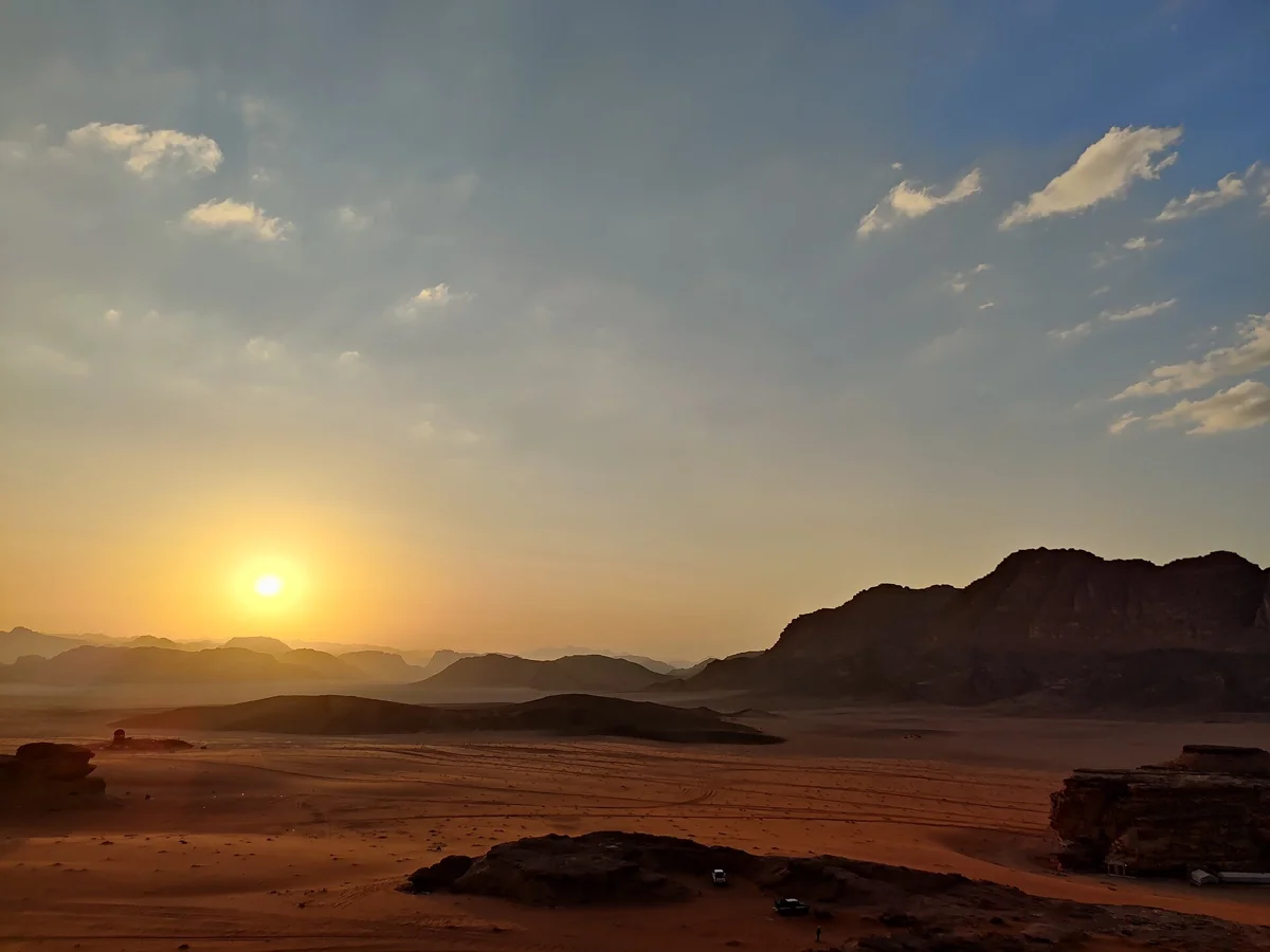 Sunset over the rocks on the sunset option of a Wadi Rum half day jeep tour